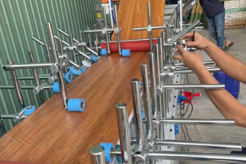 Máy sản xuất cửa nhựa composite hoạt động như thế nào